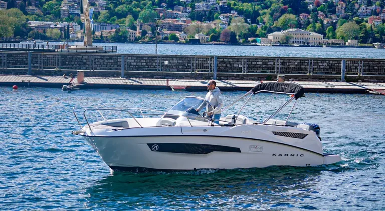 Noleggiare una barca per visitare il lago di como